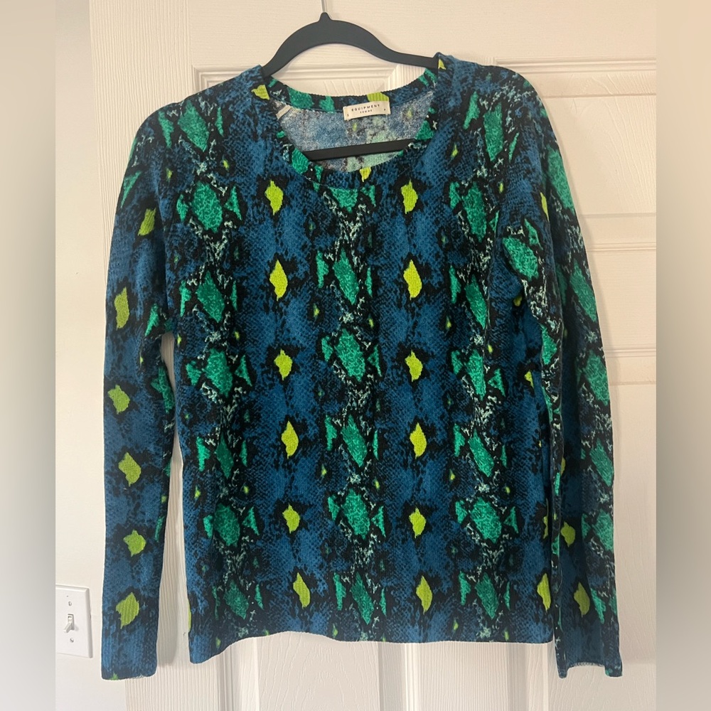 Equipment Femme Small Cashmere sweater - snake print color; green, blue, black